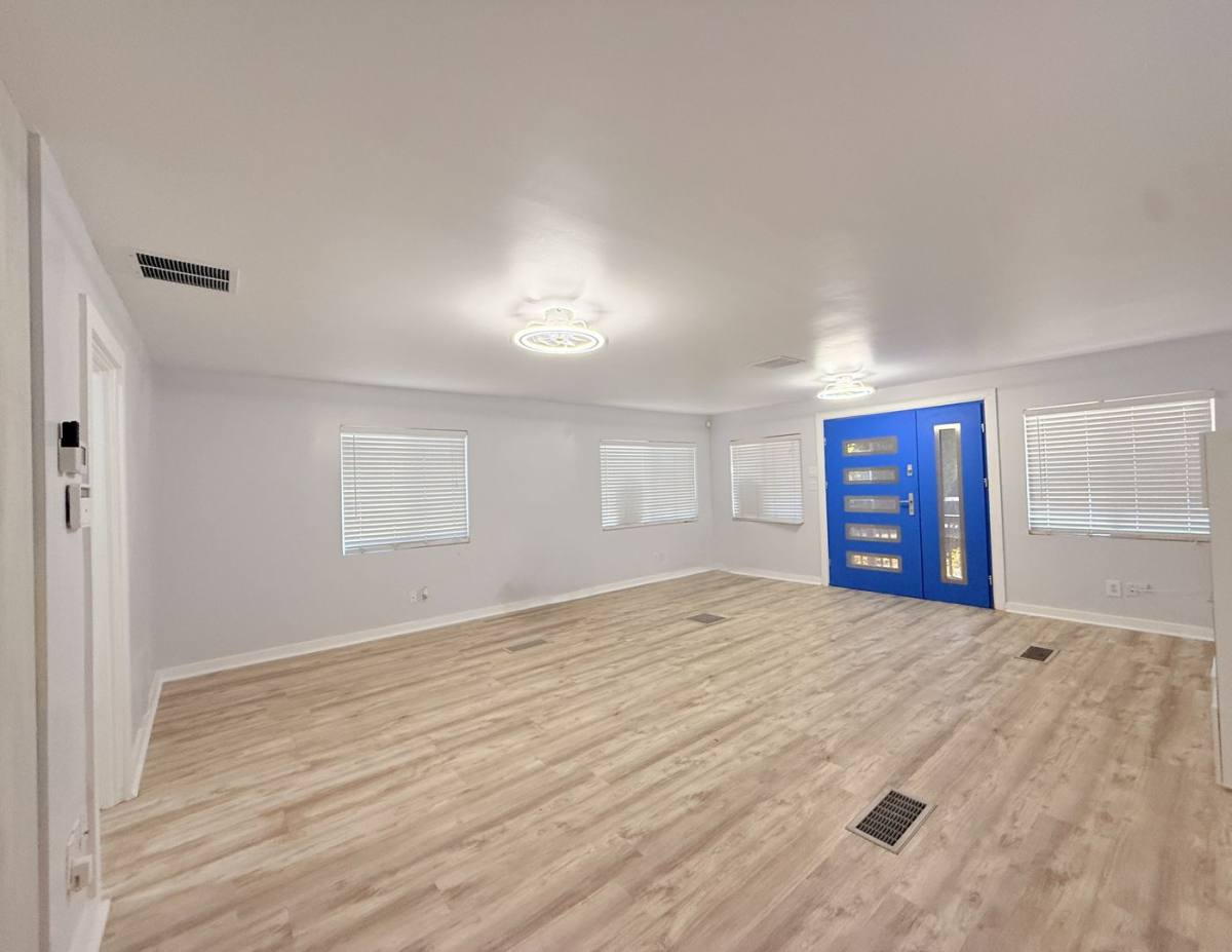 Apartment for rent at 545 S Calle Amigos, Palm Springs, CA 92264