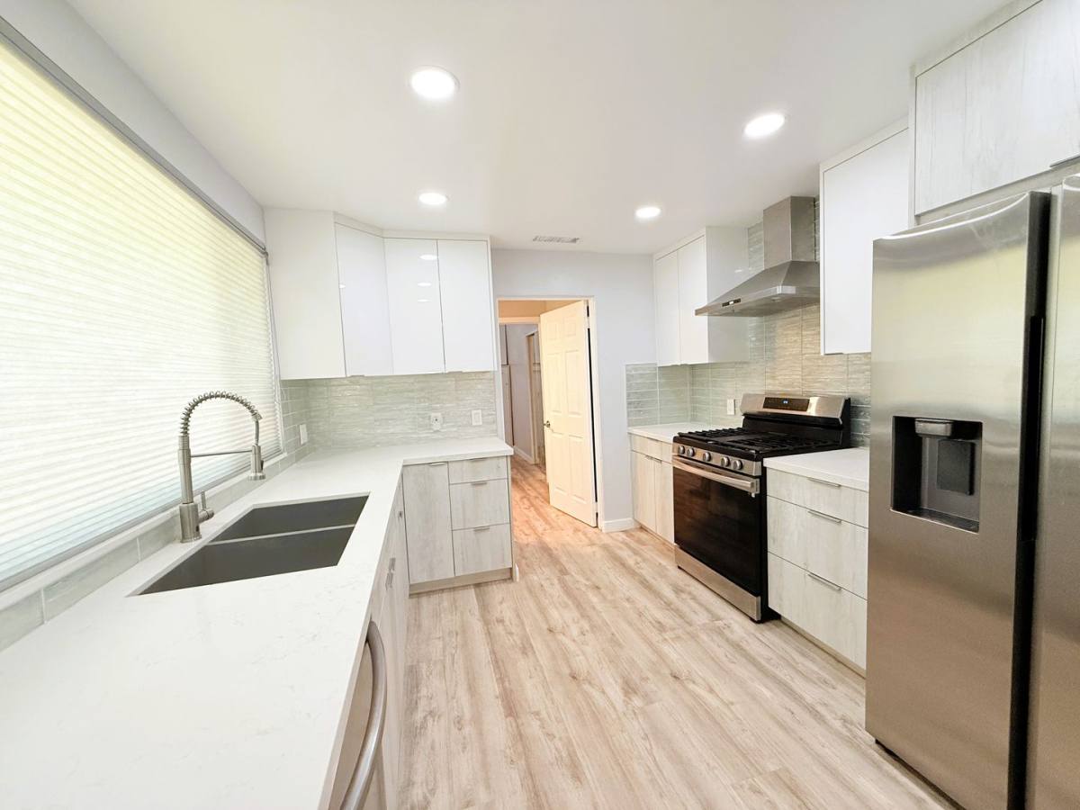 Apartment for rent at 545 S Calle Amigos, Palm Springs, CA 92264