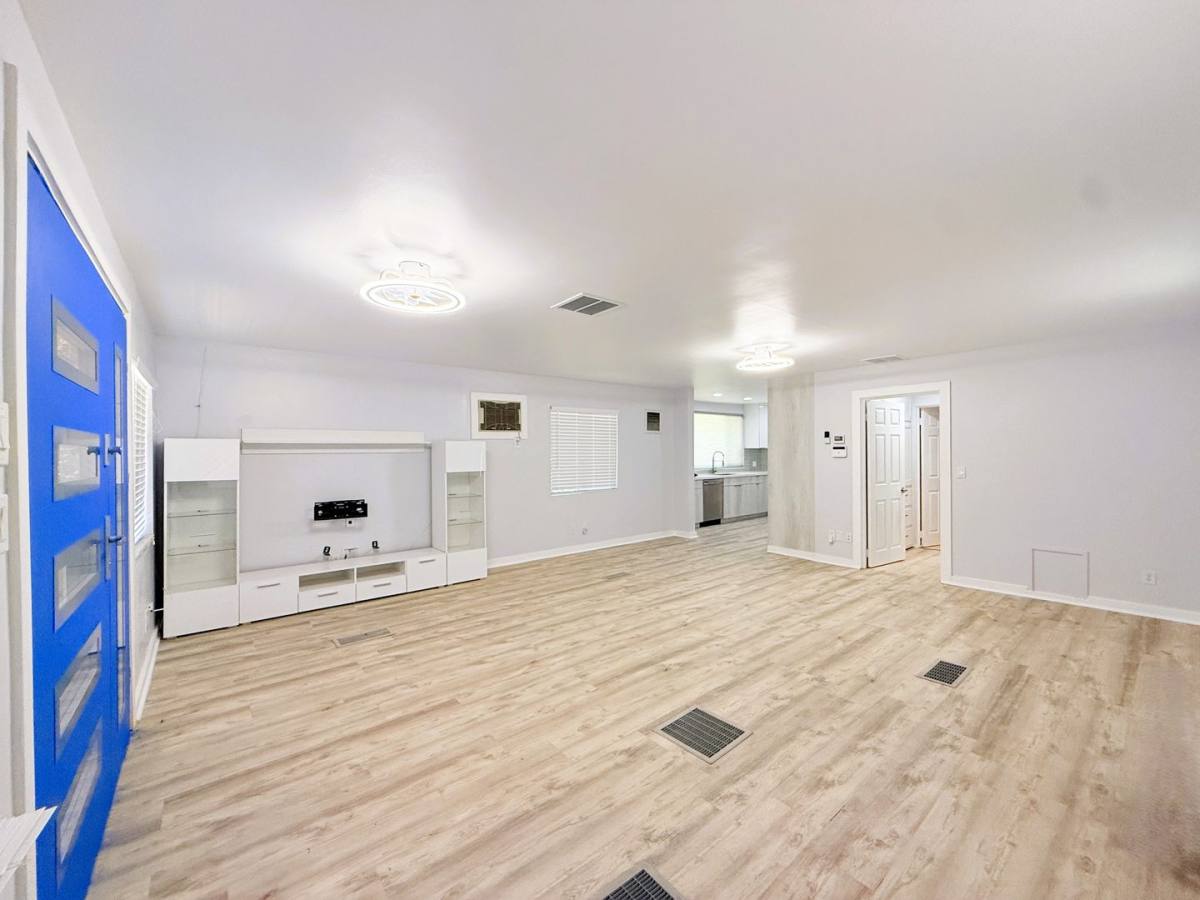 Apartment for rent at 545 S Calle Amigos, Palm Springs, CA 92264