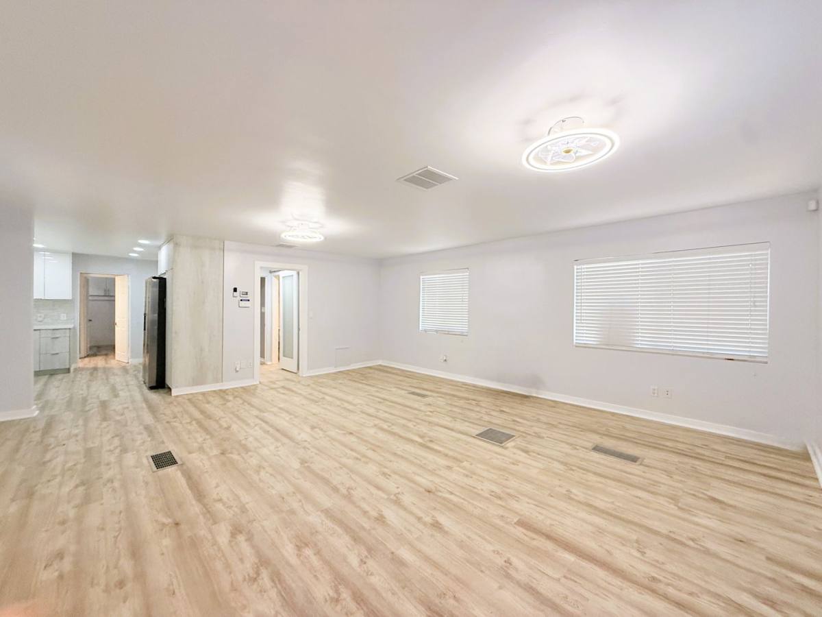 Apartment for rent at 545 S Calle Amigos, Palm Springs, CA 92264