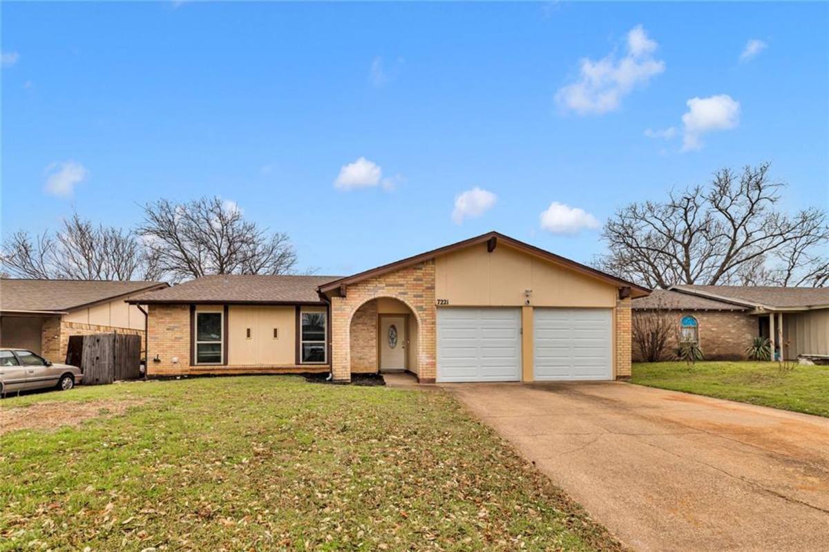 House for rent at 7221 Misty Meadow Dr S, Fort Worth, TX 76133