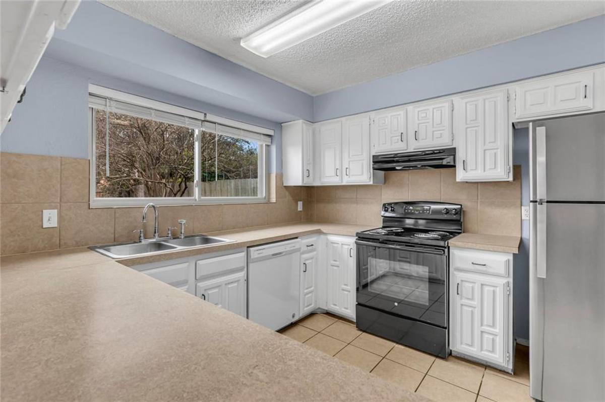 House for rent at 7221 Misty Meadow Dr S, Fort Worth, TX 76133