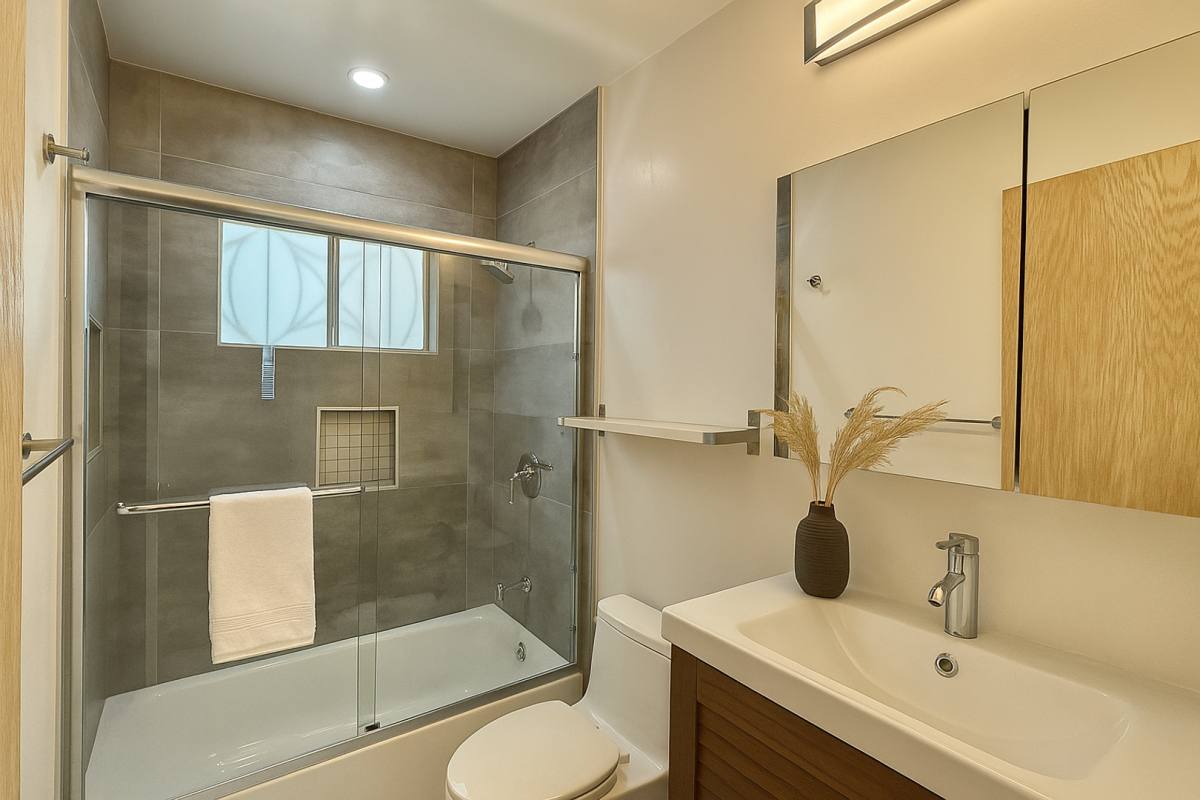 Apartment for rent at 266 Athol Ave, Oakland, CA 94606