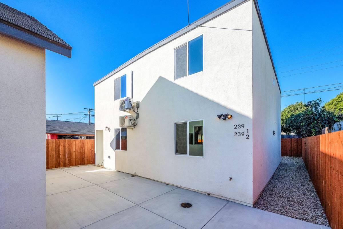 Apartment for rent at 239 E 65th St, Los Angeles, CA 90003