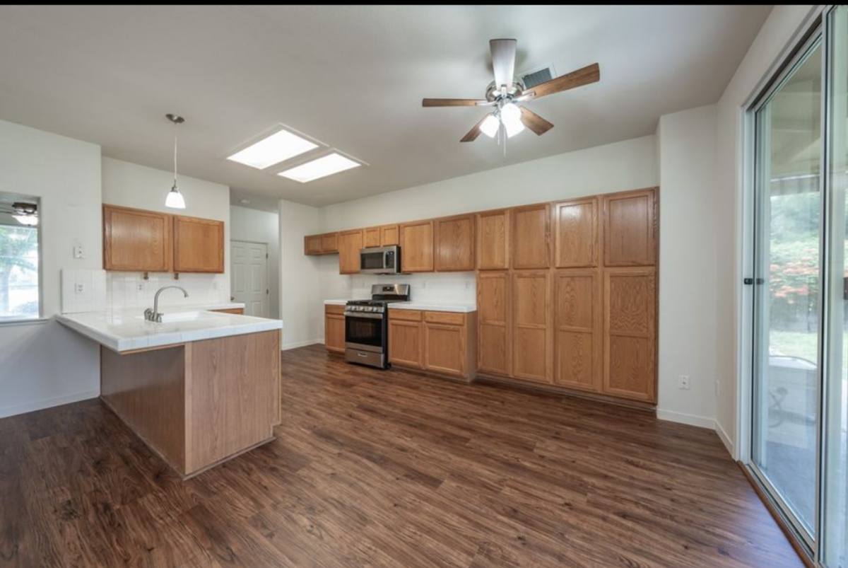 House for rent at 1004 W Orange St, Hanford, CA 93230