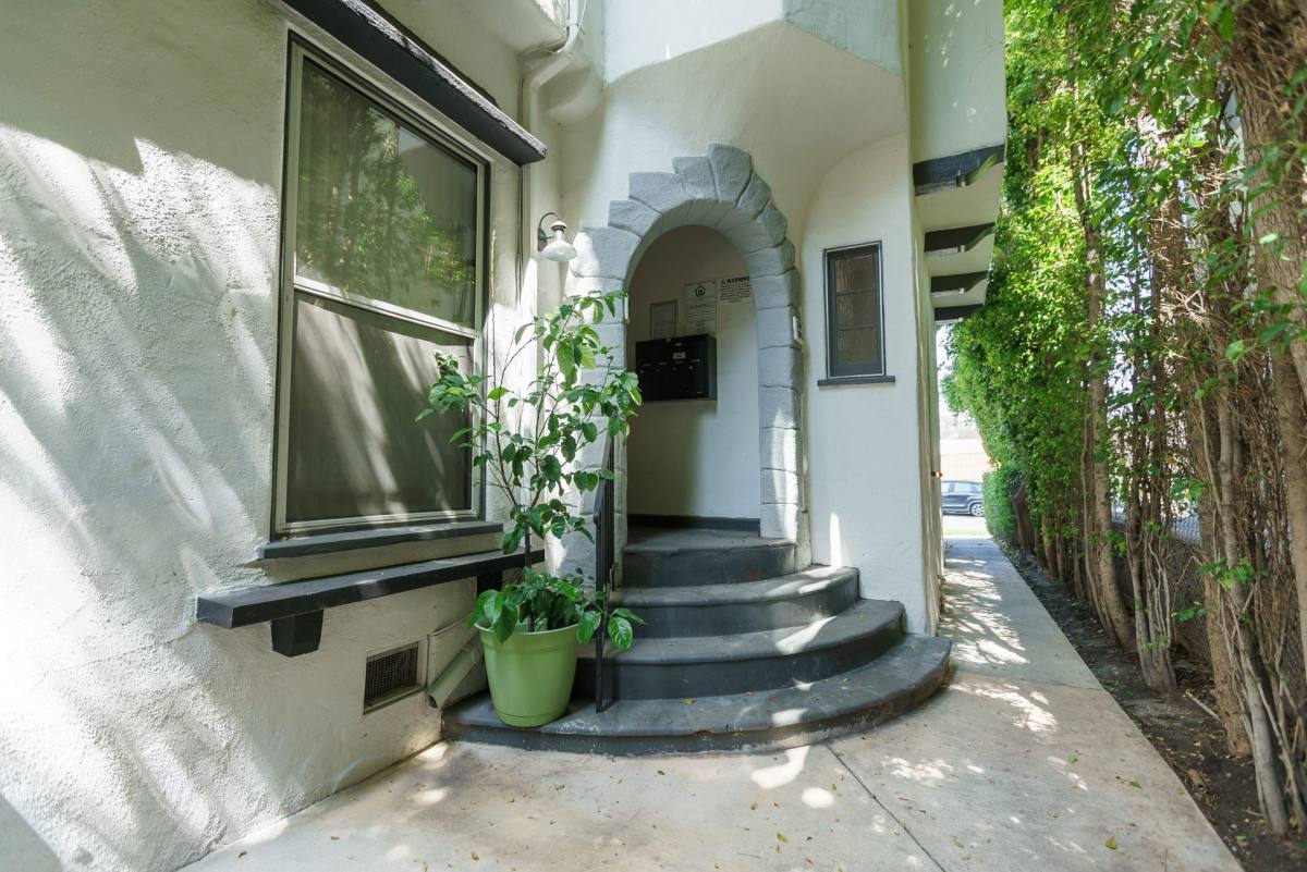 Apartment for rent at 147 N Hamilton Dr, Beverly Hills, CA 90211