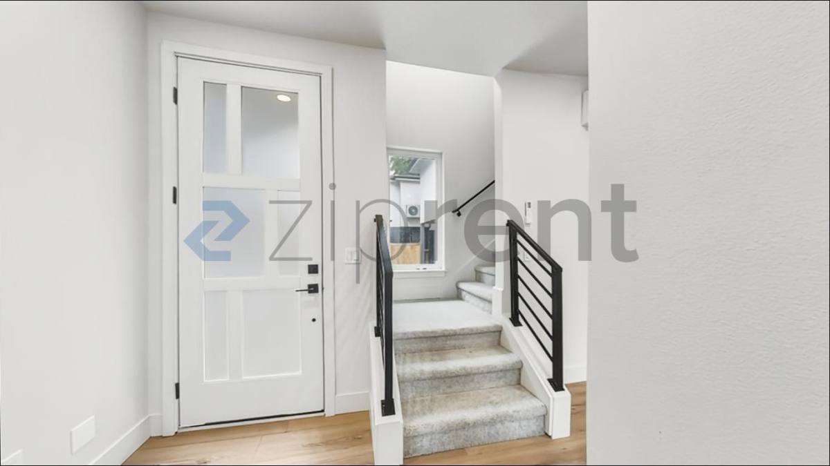 House for rent at 10831 104th Ave NE, Kirkland, WA 98033