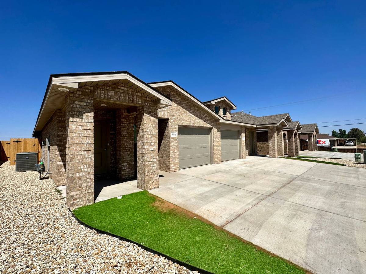 Townhouse for rent at 2003 Aberdeen Ave, Wolfforth, TX 79382