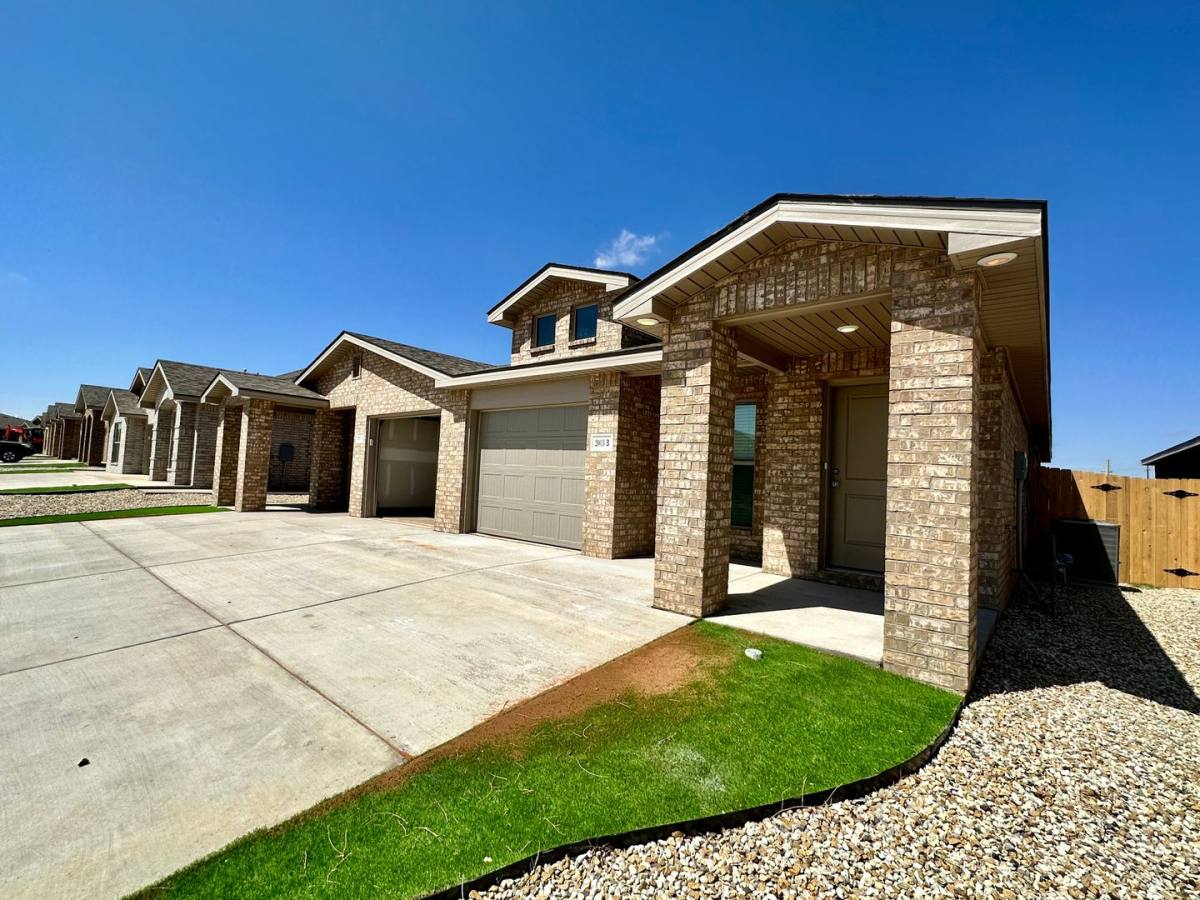 Townhouse for rent at 2003 Aberdeen Ave, Wolfforth, TX 79382