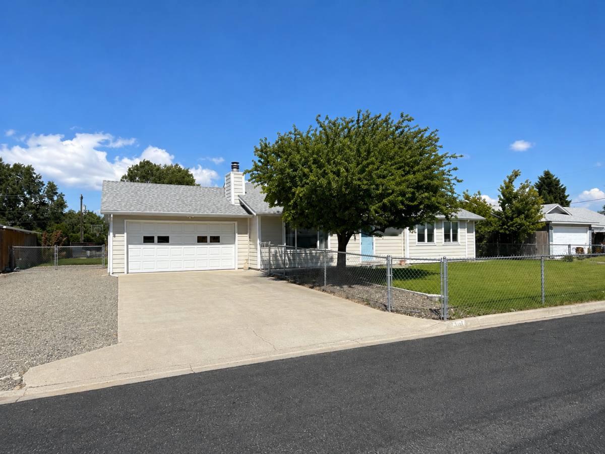 House for rent at 704 W 45th Place, Kennewick, WA 99338