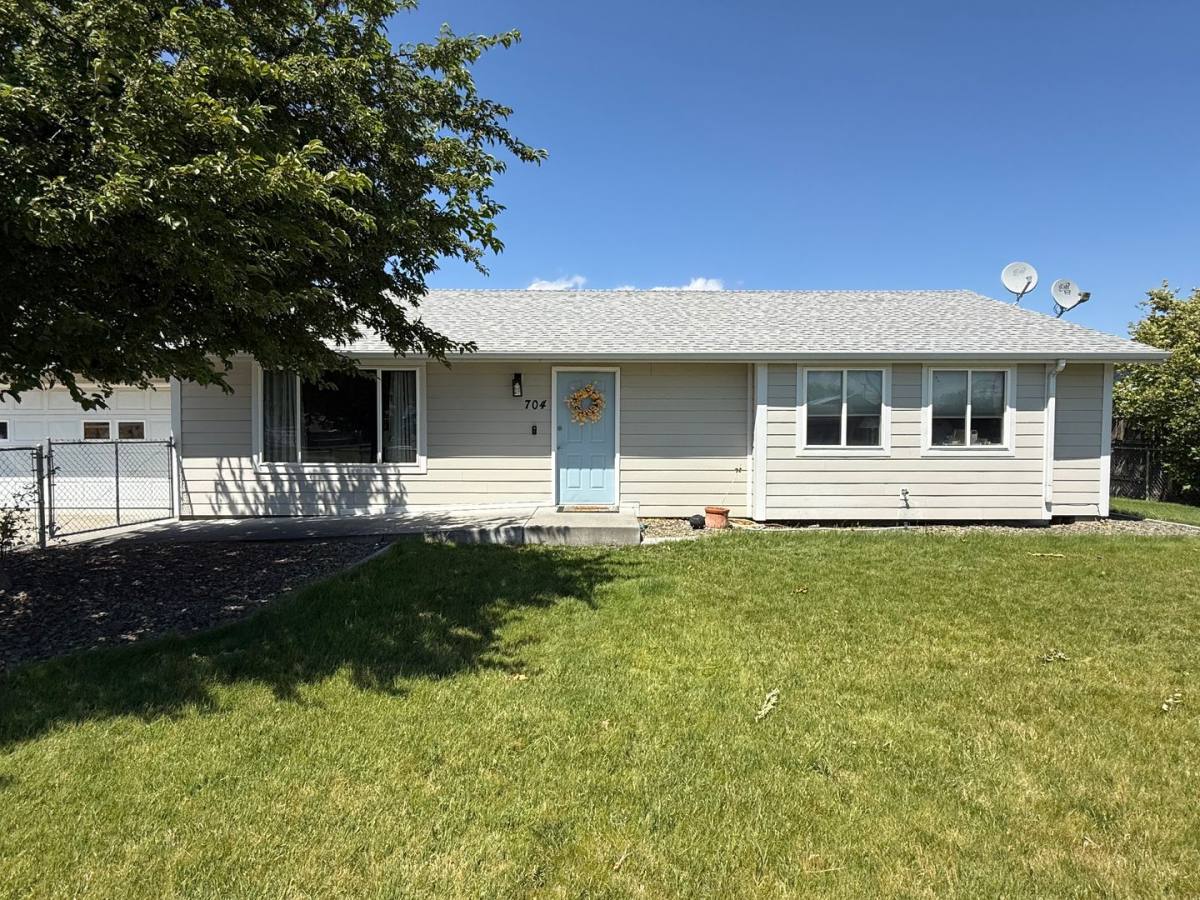 House for rent at 704 W 45th Place, Kennewick, WA 99338