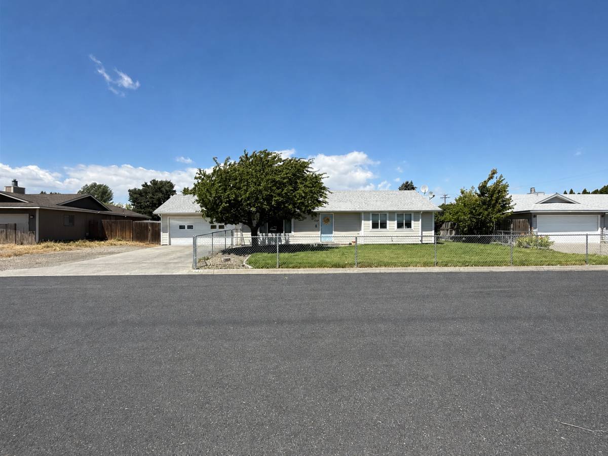 House for rent at 704 W 45th Place, Kennewick, WA 99338