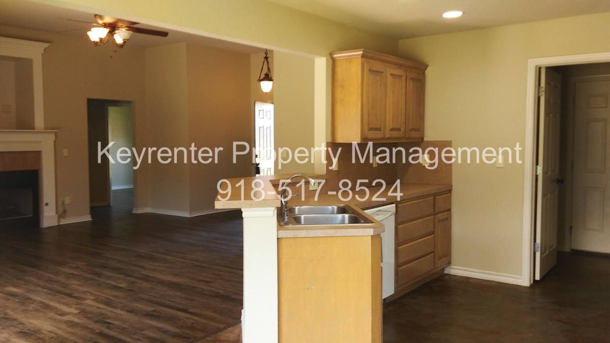 House for rent at 25620 Briar Dr, Claremore, OK 74019