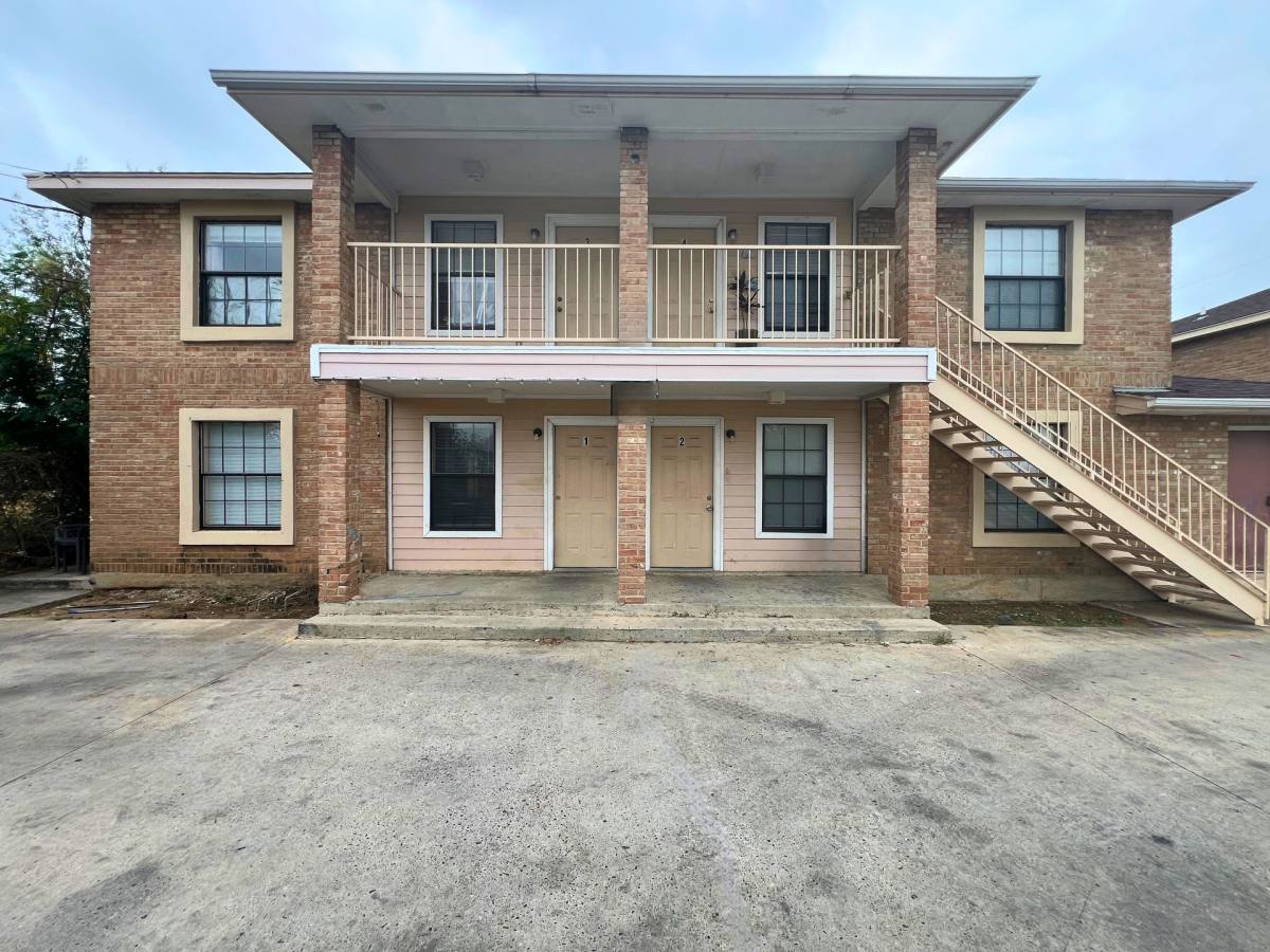 Apartment for rent at 301 E Locust St, Laredo, TX 78040