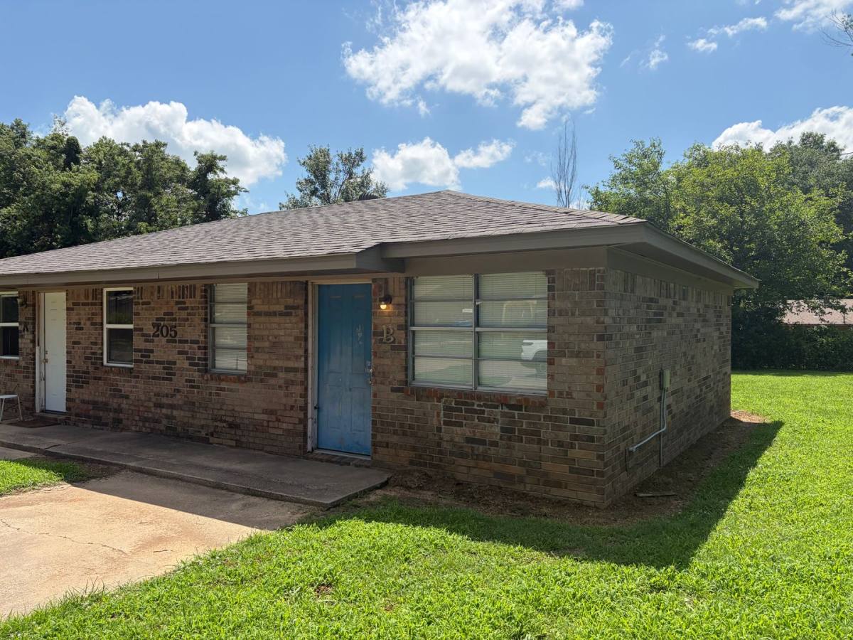 Apartment for rent at 205 N 37th St, Van Buren, AR 72956