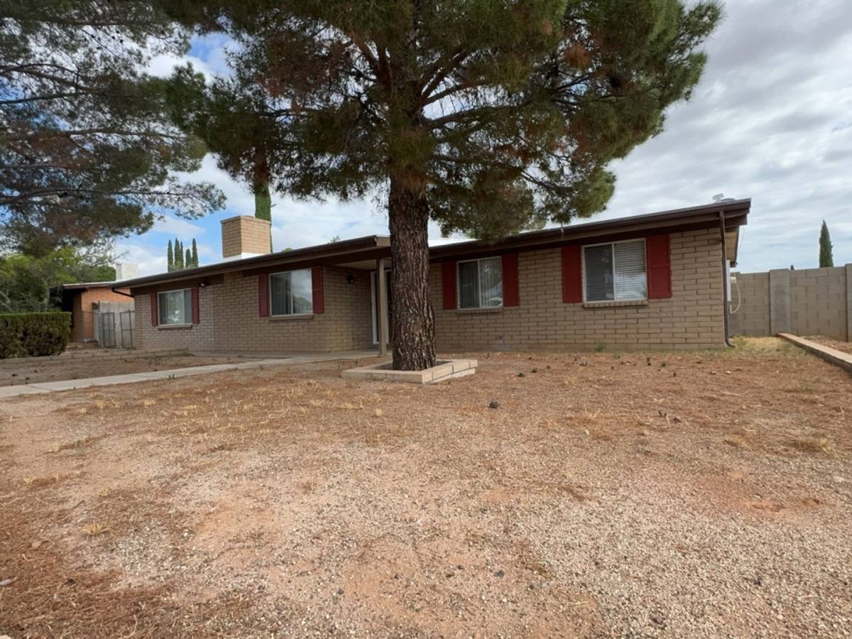 House for rent at 3733 Sparrow Dr, Sierra Vista, AZ 85635