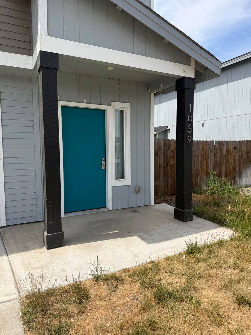 Townhouse for rent at 1039 NE Emerald Dr, Hermiston, OR 97838