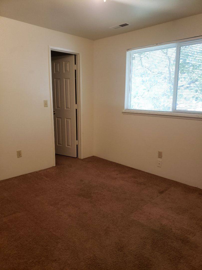 Apartment for rent at 330 Independence Circle, Phoenix, OR 97535