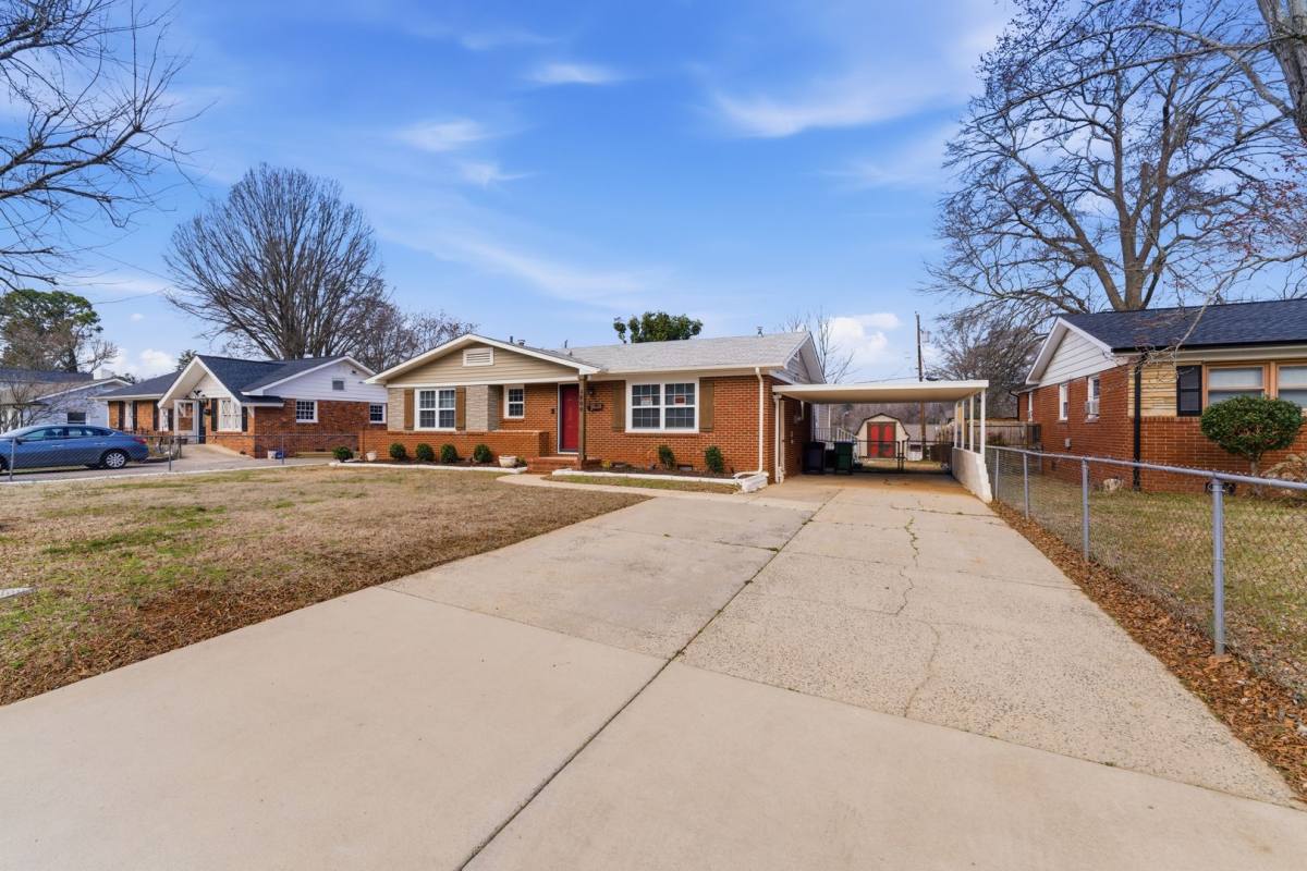 House for rent at 4000 Fieldcrest Rd, Charlotte, NC 28217