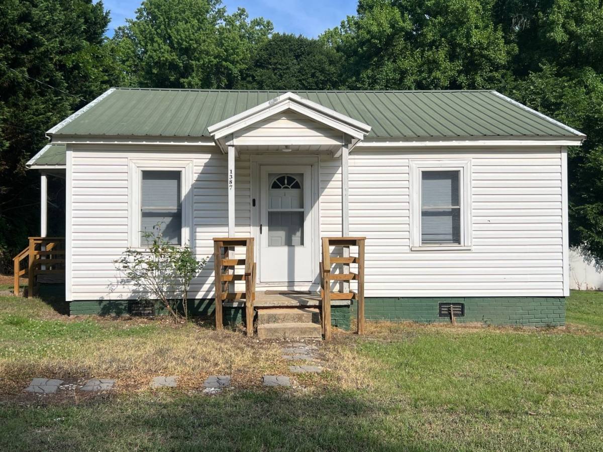 House for rent at 1387 Mount Ulla Highway, Mooresville, NC 28115