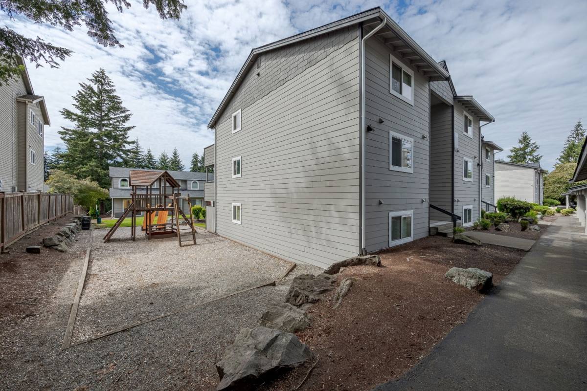 Townhouse for rent at 7621 36th St Court W, Tacoma, WA 98466