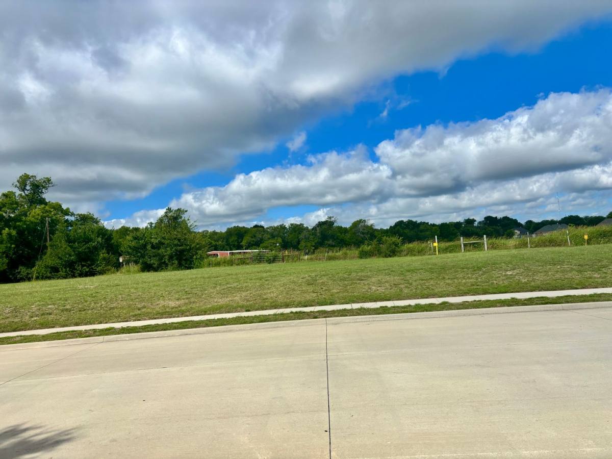 House for rent at 151 Creekview Dr, Azle, TX 76020