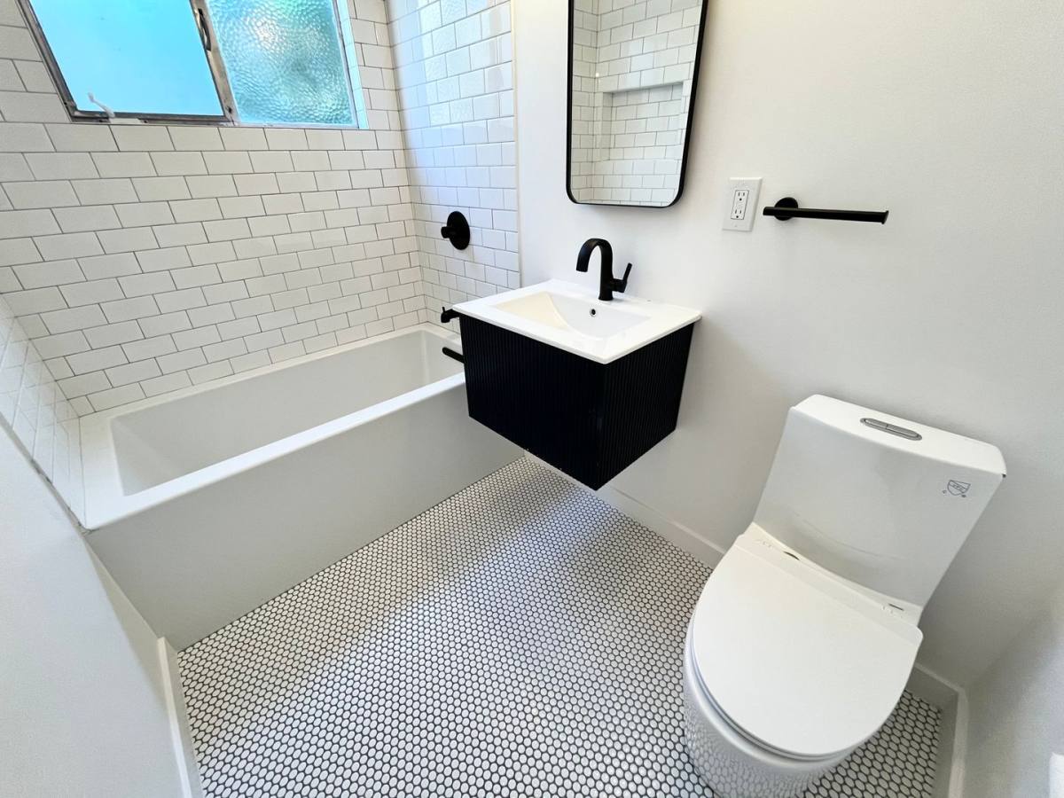 Apartment for rent at 1420 17th St, Santa Monica, CA 90404
