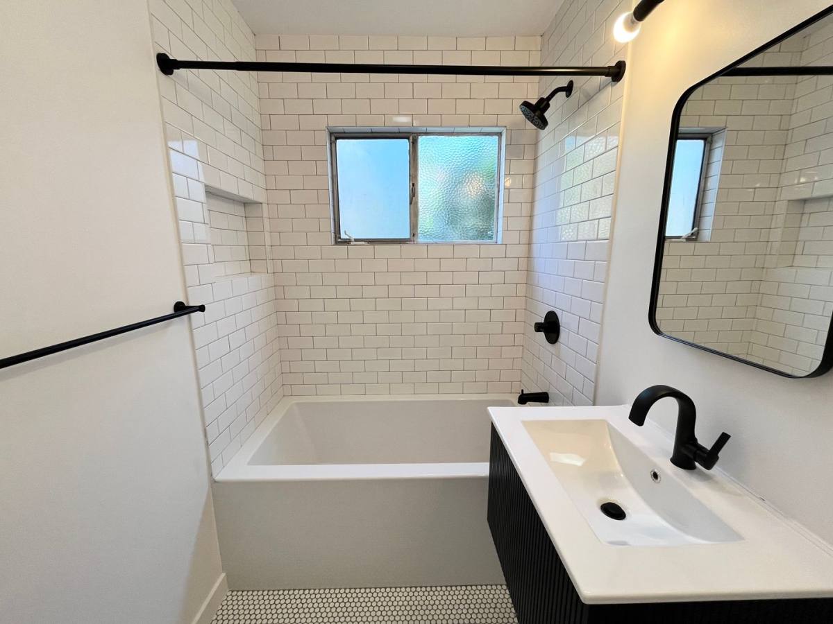 Apartment for rent at 1420 17th St, Santa Monica, CA 90404