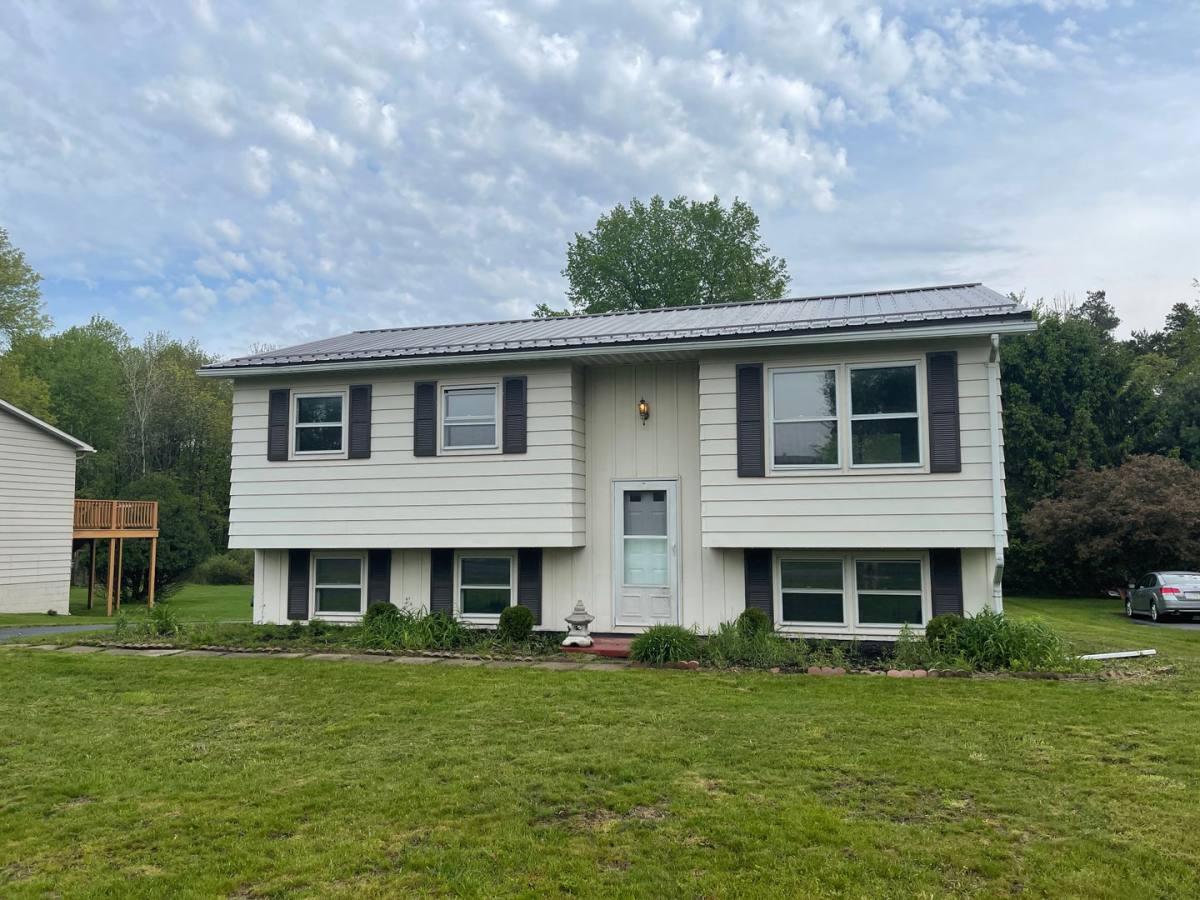 House for rent at 22016 Russet Dr, Meadville, PA 16335