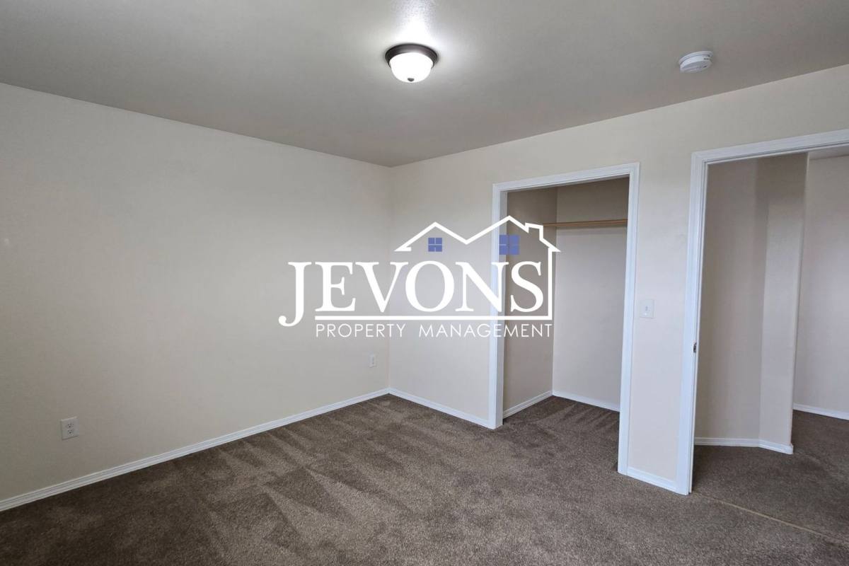 Apartment for rent at 321 Emerald Rd, Granger, WA 98932