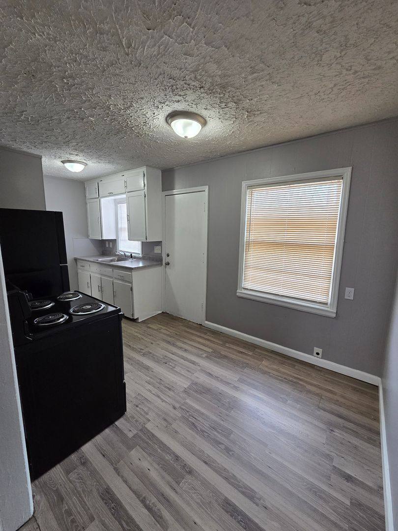 Apartment for rent at 918 S Hiram, Wichita, KS 67213