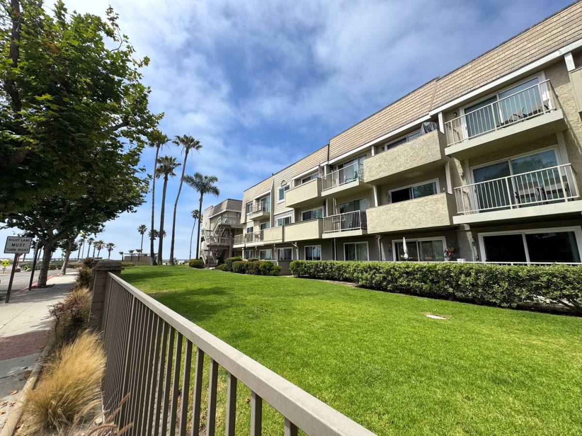 390 E Surfside Dr, Port Hueneme, CA 93041 - Townhouse for Rent