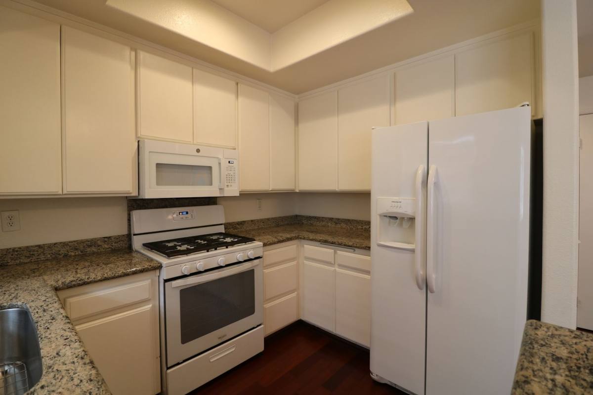 Apartment for rent at 4455 Hazeltine Ave, Sherman Oaks, CA 91423