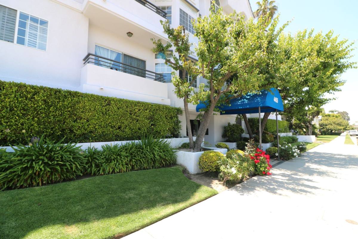 Apartment for rent at 4455 Hazeltine Ave, Sherman Oaks, CA 91423
