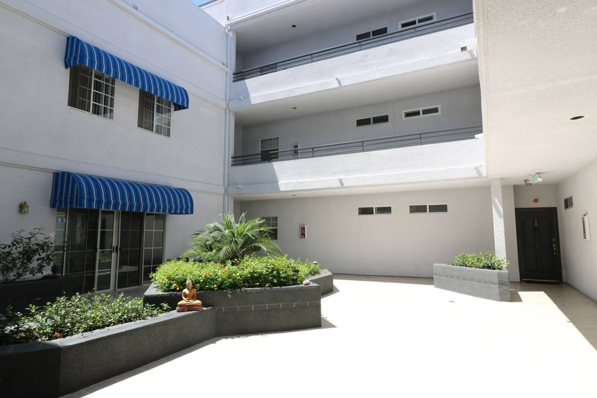 Apartment for rent at 4455 Hazeltine Ave, Sherman Oaks, CA 91423