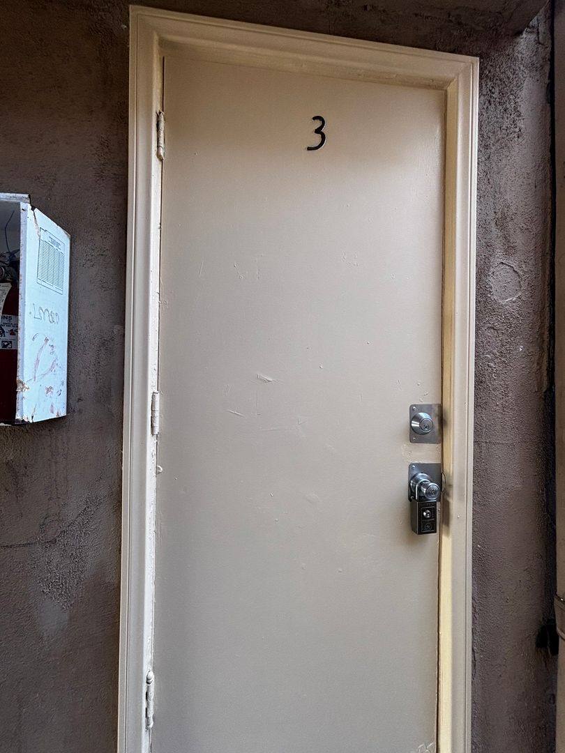 Apartment for rent at 927 Magnolia Ave, Long Beach, CA 90813