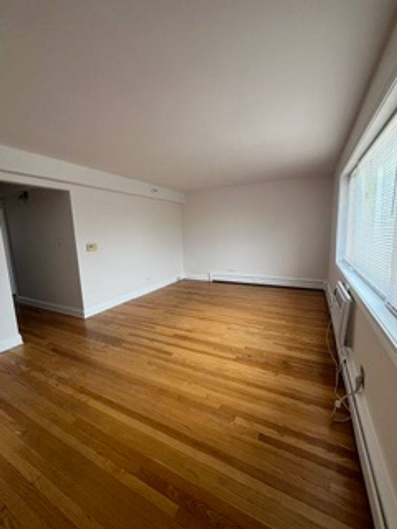Apartment for rent at 202-222 N Salem Ave, Arlington Heights, IL 60005
