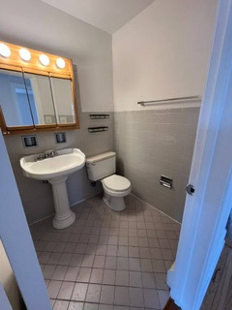 Apartment for rent at 202-222 N Salem Ave, Arlington Heights, IL 60005