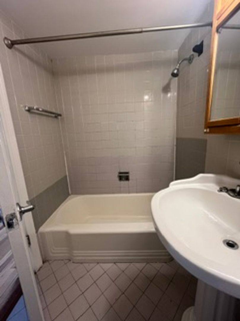 Apartment for rent at 202-222 N Salem Ave, Arlington Heights, IL 60005