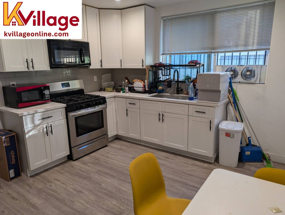 Apartment for rent at 1528 1 2 W, Los Angeles, CA 90018