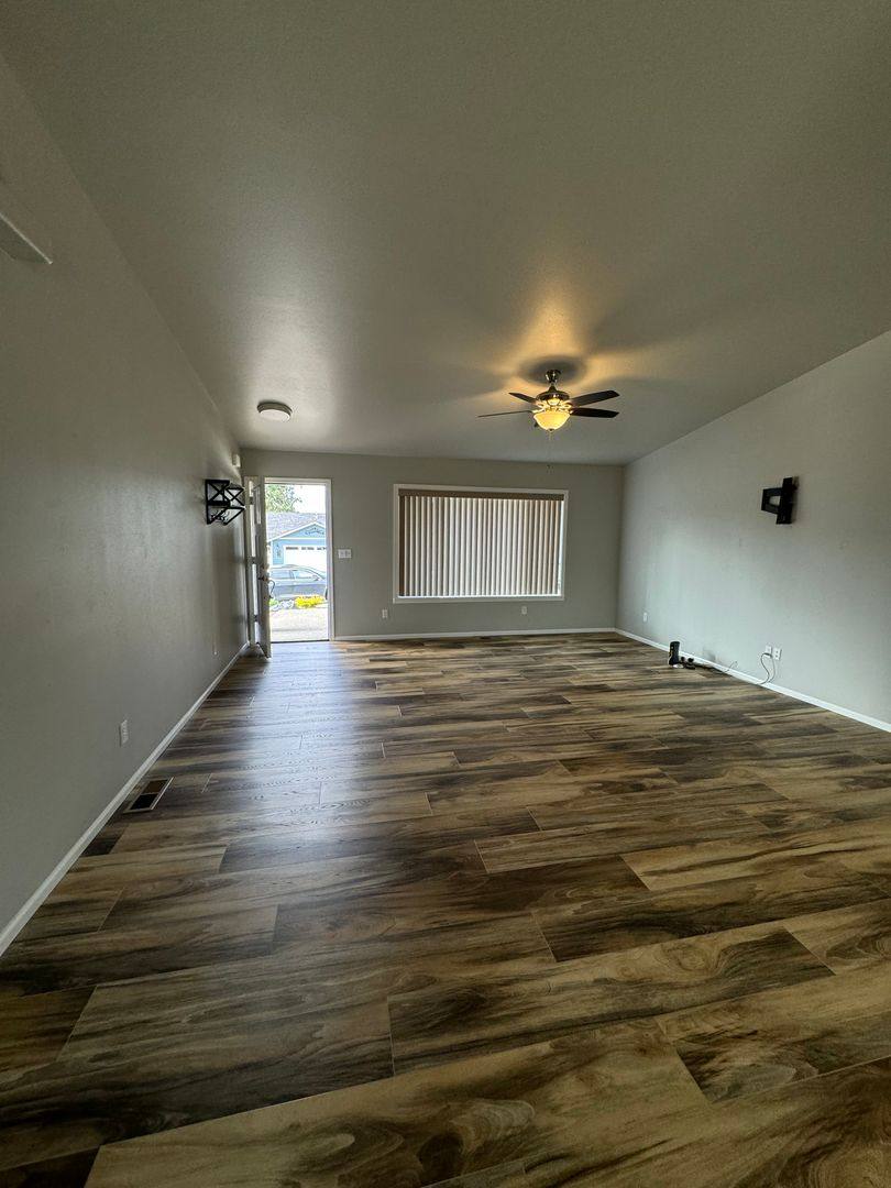 House for rent at 207 Addison Ave, Sutherlin, OR 97479