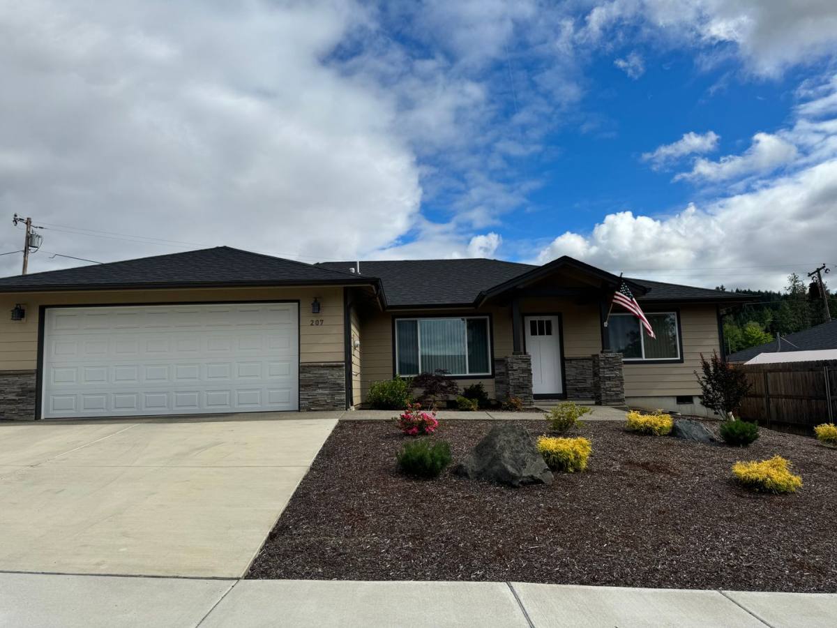 House for rent at 207 Addison Ave, Sutherlin, OR 97479