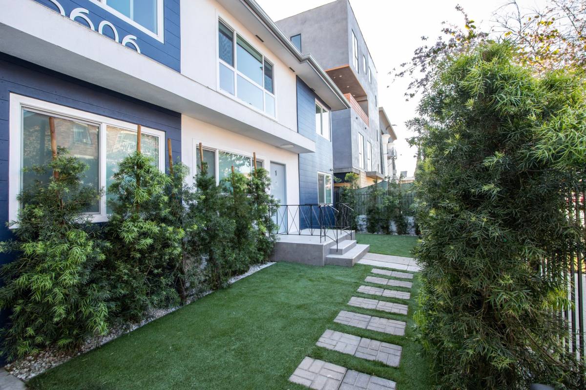 Apartment for rent at 5606 Lexington Ave, Los Angeles, CA 90038