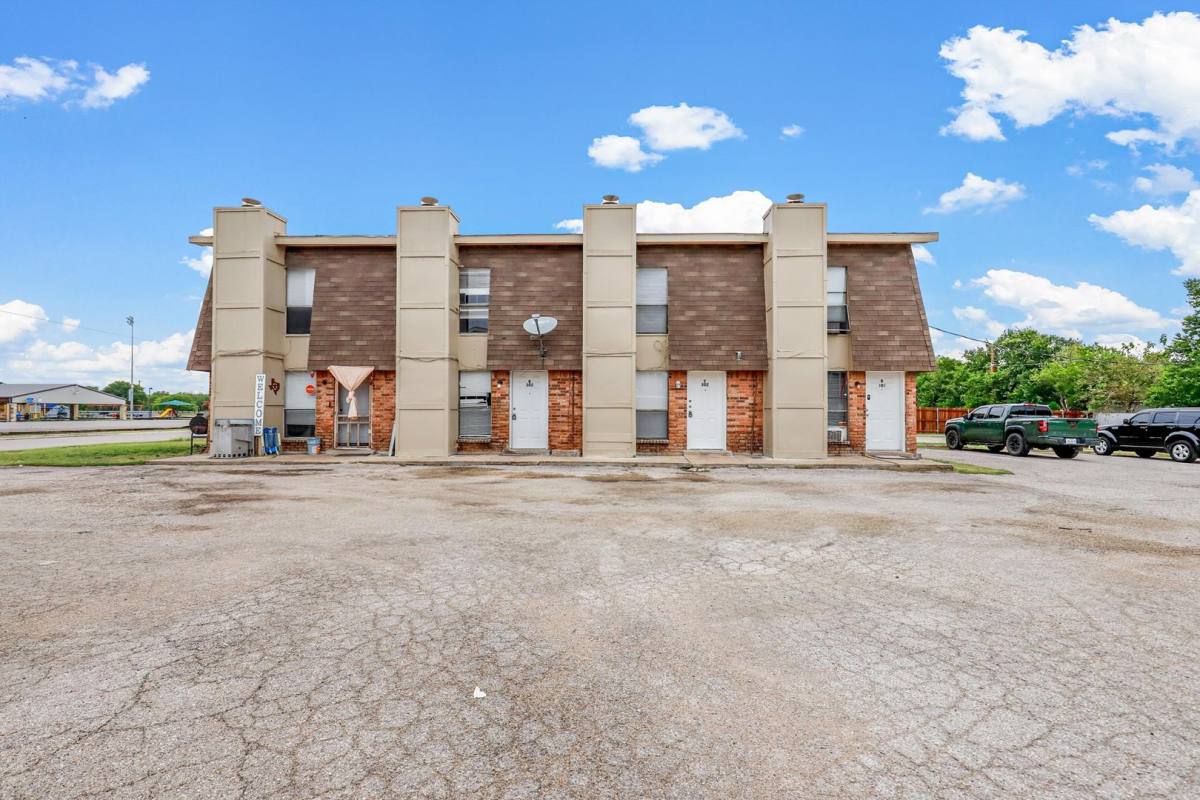 Apartment for rent at 302 N Race St, Fort Worth, TX 76140