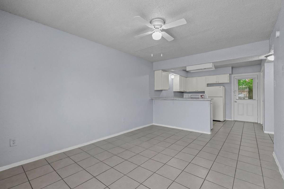 Apartment for rent at 302 N Race St, Fort Worth, TX 76140