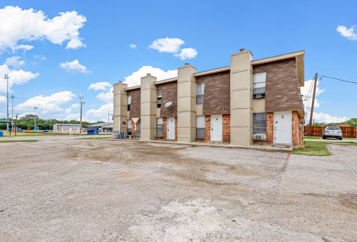 Apartment for rent at 302 N Race St, Fort Worth, TX 76140