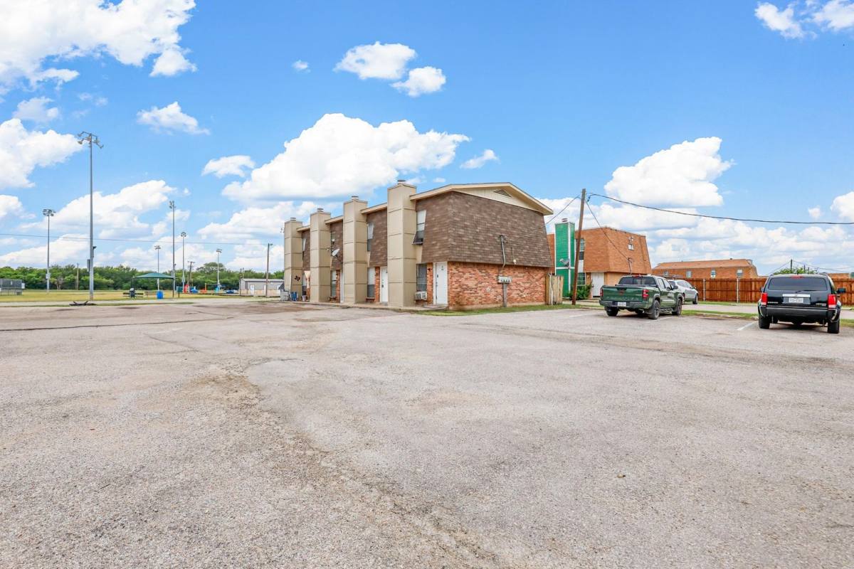 Apartment for rent at 302 N Race St, Fort Worth, TX 76140