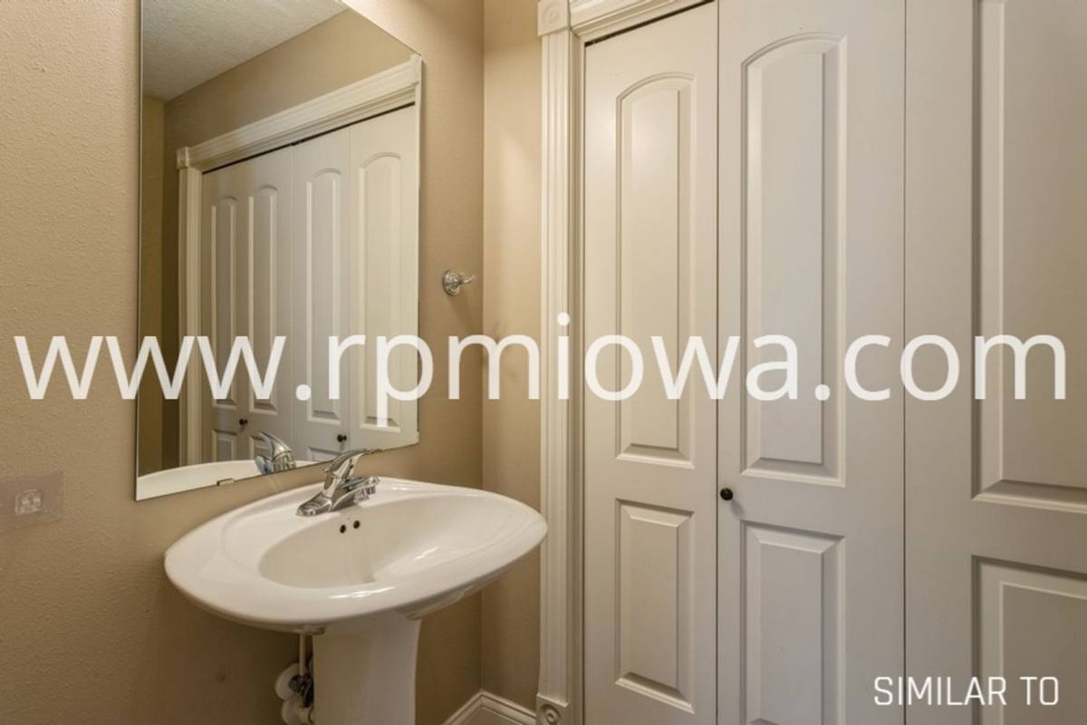Apartment for rent at 14115 Airline Ave, Urbandale, IA 50323