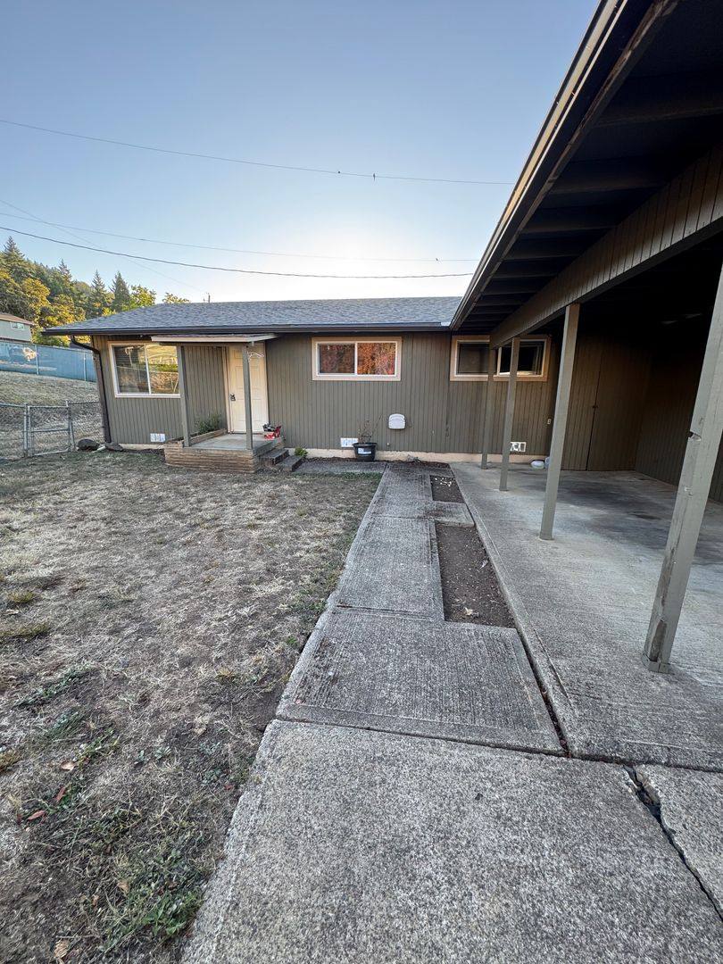 House for rent at 1068 Pilger St, Roseburg, OR 97471
