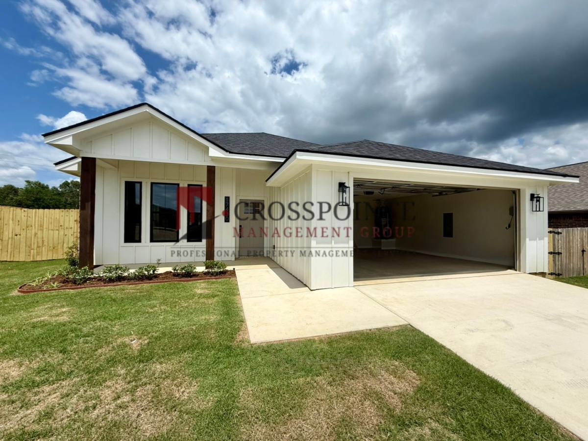 House for rent at 17430 Crossing Circle, Lindale, TX 75771